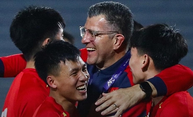 Thầy trò ông Cristiano Roland thể hiện bản lĩnh tập thể.