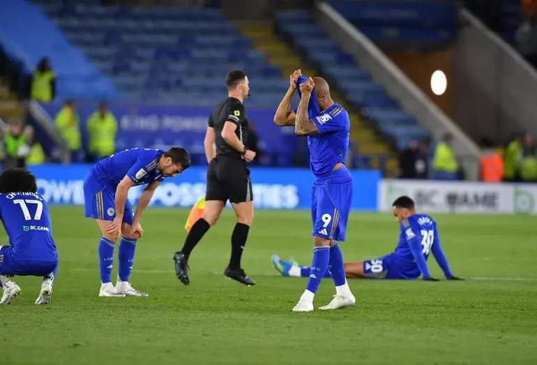 Leicester City chính thức rớt hạng xuống League One sau trận hòa Hull City.