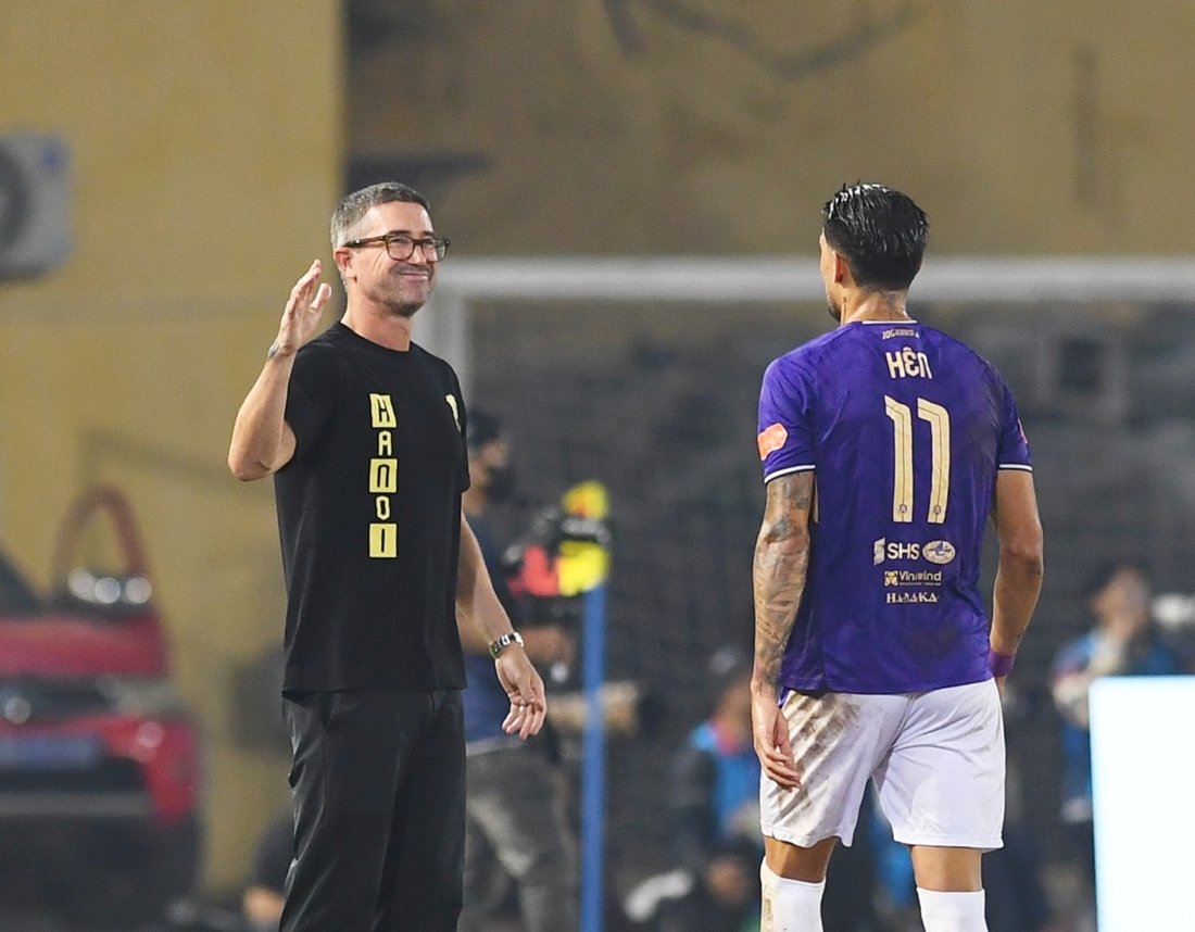 Ảnh bài viết Harry Kewell ví sân tập của CLB Hà Nội như sân Wembley