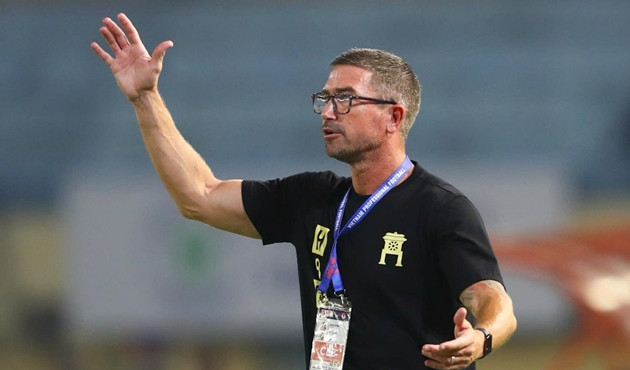 Harry Kewell ấn tượng với sân tập của CLB Hà Nội.