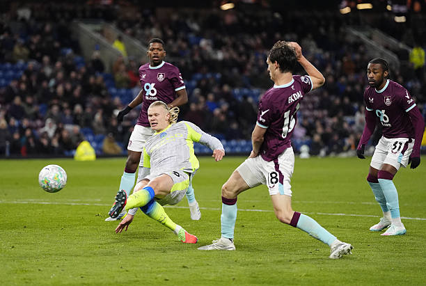 Manchester City phung phí cơ hội ở trận đấu với Burnley.
