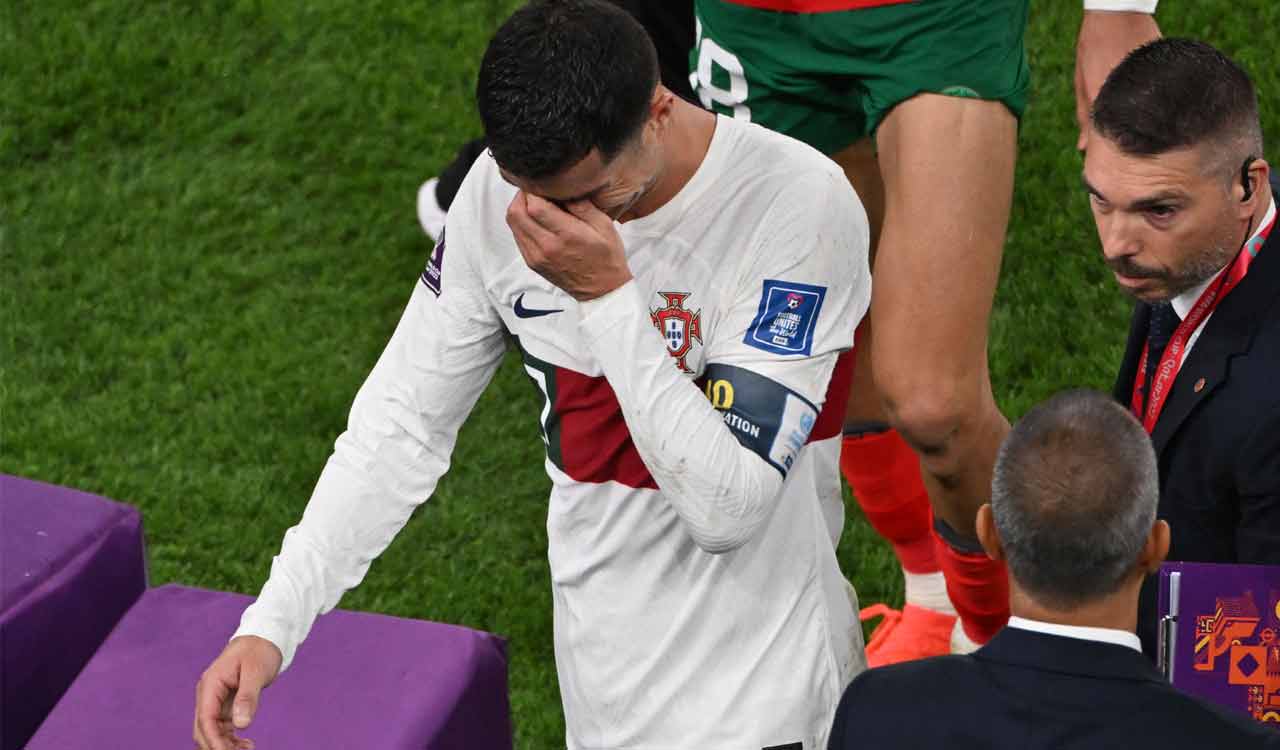 Ronaldo rời sân trong nước mắt cô độc.