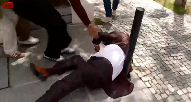 Cú ngã khiến ông Vieira bị gãy tay.