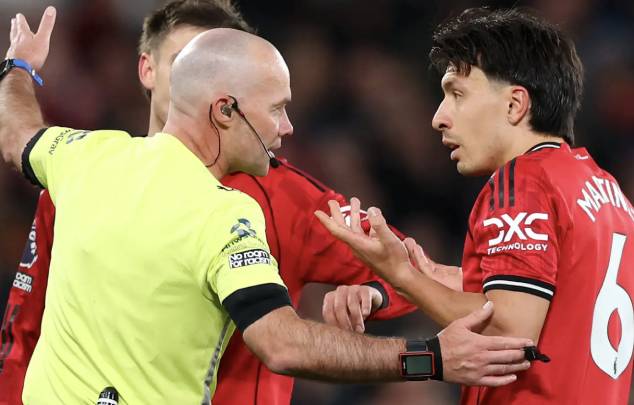 Án treo giò Martinez là tổn thất lớn với MU.