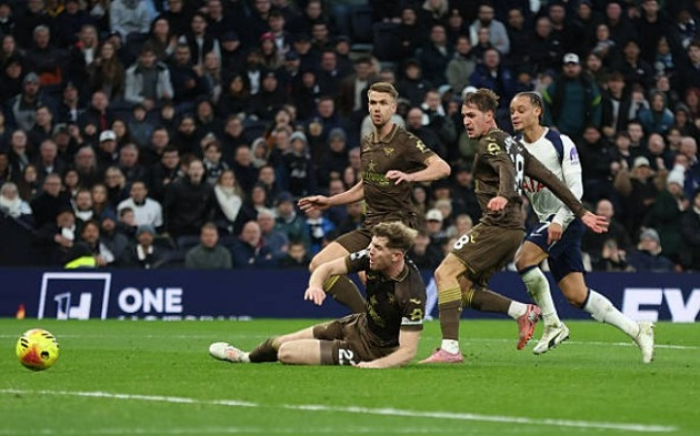 Simons đang là điểm sáng của Tottenham.
