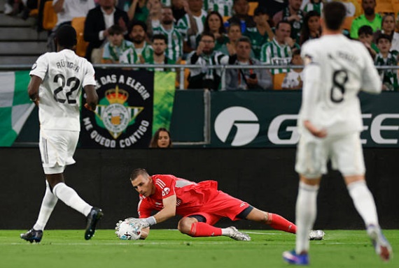 Andriy Lunin – 7.0: Thủ thành người Ukraine đã có một ngày thi đấu khá bận rộn. Anh thực hiện nhiều pha cứu thua quan trọng để sửa sai cho các đồng đội ở tuyến trên. Dù thi đấu tập trung trong phần lớn thời gian, Lunin vẫn không thể có được trận giữ sạch lưới do sự thiếu bọc lót của hàng hậu vệ ở tình huống nhận bàn thua.

Trent Alexander-Arnold – 6.6: Tân binh người Anh thể hiện khả năng chuyền bóng ấn tượng với những đường phất bóng dài chính xác. Tuy nhiên, ở mặt trận phòng ngự, anh thường xuyên để đối thủ khai thác khoảng trống sau lưng và gặp nhiều khó khăn trong các tình huống đối mặt một đấu một với cầu thủ chạy cánh đối phương.


Antonio Rudiger – 6.7: Trung vệ người Đức có một trận đấu dưới mức kỳ vọng. Rudiger tỏ ra lúng túng trong việc đọc tình huống và không duy trì được sự quyết liệt cần thiết ở các pha tranh chấp tầm cao. Anh chính là người bị vượt mặt trong tình huống dẫn đến bàn gỡ hòa của Real Betis.


Dean Huijsen – 6.7: Cầu thủ trẻ này cho thấy tiềm năng trong việc điều phối bóng từ tuyến dưới khi không phải chịu quá nhiều sức ép. Tuy nhiên, điểm yếu về tốc độ và kinh nghiệm khiến anh phải nhận một thẻ vàng cảnh cáo trước khi được rút ra nghỉ để đảm bảo an toàn cho thế trận

Ferland Mendy – 6.8: Mendy thi đấu khá tròn vai ở hành lang cánh trái, vô hiệu hóa tốt các đợt tấn công của đối thủ trong hiệp một. Dù vậy, sự thiếu tập trung ở những phút cuối trận đã khiến anh không thể can thiệp kịp thời vào tình huống dàn xếp ghi bàn của đội khách.


Federico Valverde – 7.1: Một trong những cầu thủ năng nổ nhất trên sân. Valverde di chuyển không biết mệt mỏi ở khu trung tuyến, giúp đội nhà kiểm soát nhịp độ trận đấu. Chính cú sút quyết đoán của anh đã tạo ra tình huống hỗn loạn, dẫn đến bàn thắng mở tỉ số của Vinicius Junior.

Jude Bellingham – 7.0: Bellingham nỗ lực thực hiện các pha xâm nhập vòng cấm nhưng không mang lại hiệu quả cao. Tiền vệ người Anh tỏ ra khá vội vàng trong các tình huống xử lý cuối cùng và thiếu đi sự tinh tế thường thấy để phá vỡ khối phòng ngự lùi sâu của Betis.

Thiago Pitarch – 6.8: Một màn trình diễn ở mức trung bình của tiền vệ trẻ. Pitarch có một vài đường chuyền hỏng nguy hiểm ở phần sân nhà và chưa cho thấy sự quyết đoán cần thiết khi dâng cao hỗ trợ tấn công ở khu vực 1/3 cuối sân.

Brahim Diaz – 7.1: Diaz thi đấu đầy tích cực và luôn cố gắng tạo ra đột biến bằng kỹ thuật cá nhân. Anh đã có một đường chuyền dọn cỗ sắc lẹm cho Mbappe trong hiệp một nhưng không thể chuyển hóa thành kiến tạo do sự kém duyên của người đồng đội.

Kylian Mbappe – 7.0: Siêu sao người Pháp vẫn cho thấy kỹ năng rê dắt thượng hạng, nhưng hiệu quả cuối cùng lại là một dấu hỏi lớn. Mbappe bỏ lỡ nhiều cơ hội ngon ăn và bị thay ra sớm do gặp một vài vấn đề về thể lực, khiến hàng công Madrid mất đi sức mạnh đáng kể.

Vinicius Junior – 7.6: Cầu thủ xuất sắc nhất trận đấu bên phía Real Madrid. Vinicius luôn là mối đe dọa thường trực với tốc độ và sự lắt léo. Anh ghi bàn thắng duy nhất cho đội nhà sau một tình huống chớp thời cơ nhạy bén, khẳng định vị thế trụ cột trong lối chơi của toàn đội.