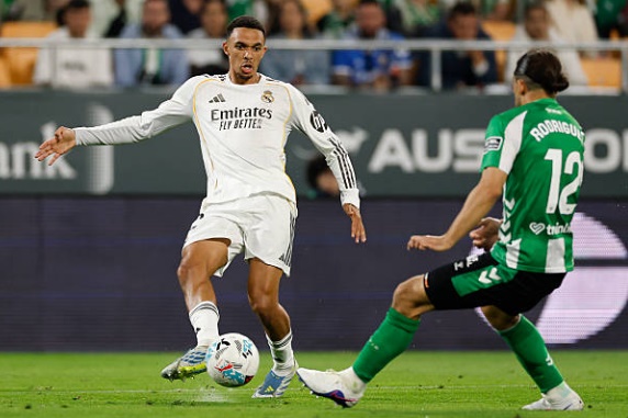 Trent Alexander-Arnold – 6.6: Tân binh người Anh thể hiện khả năng chuyền bóng ấn tượng với những đường phất bóng dài chính xác. Tuy nhiên, ở mặt trận phòng ngự, anh thường xuyên để đối thủ khai thác khoảng trống sau lưng và gặp nhiều khó khăn trong các tình huống đối mặt một đấu một với cầu thủ chạy cánh đối phương.