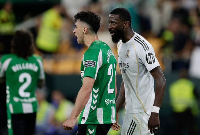 Antonio Rudiger – 6.7: Trung vệ người Đức có một trận đấu dưới mức kỳ vọng. Rudiger tỏ ra lúng túng trong việc đọc tình huống và không duy trì được sự quyết liệt cần thiết ở các pha tranh chấp tầm cao. Anh chính là người bị vượt mặt trong tình huống dẫn đến bàn gỡ hòa của Real Betis.