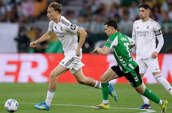 Dean Huijsen – 6.7: Cầu thủ trẻ này cho thấy tiềm năng trong việc điều phối bóng từ tuyến dưới khi không phải chịu quá nhiều sức ép. Tuy nhiên, điểm yếu về tốc độ và kinh nghiệm khiến anh phải nhận một thẻ vàng cảnh cáo trước khi được rút ra nghỉ để đảm bảo an toàn cho thế trận

Ferland Mendy – 6.8: Mendy thi đấu khá tròn vai ở hành lang cánh trái, vô hiệu hóa tốt các đợt tấn công của đối thủ trong hiệp một. Dù vậy, sự thiếu tập trung ở những phút cuối trận đã khiến anh không thể can thiệp kịp thời vào tình huống dàn xếp ghi bàn của đội khách.


Federico Valverde – 7.1: Một trong những cầu thủ năng nổ nhất trên sân. Valverde di chuyển không biết mệt mỏi ở khu trung tuyến, giúp đội nhà kiểm soát nhịp độ trận đấu. Chính cú sút quyết đoán của anh đã tạo ra tình huống hỗn loạn, dẫn đến bàn thắng mở tỉ số của Vinicius Junior.

Jude Bellingham – 7.0: Bellingham nỗ lực thực hiện các pha xâm nhập vòng cấm nhưng không mang lại hiệu quả cao. Tiền vệ người Anh tỏ ra khá vội vàng trong các tình huống xử lý cuối cùng và thiếu đi sự tinh tế thường thấy để phá vỡ khối phòng ngự lùi sâu của Betis.

Thiago Pitarch – 6.8: Một màn trình diễn ở mức trung bình của tiền vệ trẻ. Pitarch có một vài đường chuyền hỏng nguy hiểm ở phần sân nhà và chưa cho thấy sự quyết đoán cần thiết khi dâng cao hỗ trợ tấn công ở khu vực 1/3 cuối sân.

Brahim Diaz – 7.1: Diaz thi đấu đầy tích cực và luôn cố gắng tạo ra đột biến bằng kỹ thuật cá nhân. Anh đã có một đường chuyền dọn cỗ sắc lẹm cho Mbappe trong hiệp một nhưng không thể chuyển hóa thành kiến tạo do sự kém duyên của người đồng đội.

Kylian Mbappe – 7.0: Siêu sao người Pháp vẫn cho thấy kỹ năng rê dắt thượng hạng, nhưng hiệu quả cuối cùng lại là một dấu hỏi lớn. Mbappe bỏ lỡ nhiều cơ hội ngon ăn và bị thay ra sớm do gặp một vài vấn đề về thể lực, khiến hàng công Madrid mất đi sức mạnh đáng kể.

Vinicius Junior – 7.6: Cầu thủ xuất sắc nhất trận đấu bên phía Real Madrid. Vinicius luôn là mối đe dọa thường trực với tốc độ và sự lắt léo. Anh ghi bàn thắng duy nhất cho đội nhà sau một tình huống chớp thời cơ nhạy bén, khẳng định vị thế trụ cột trong lối chơi của toàn đội.