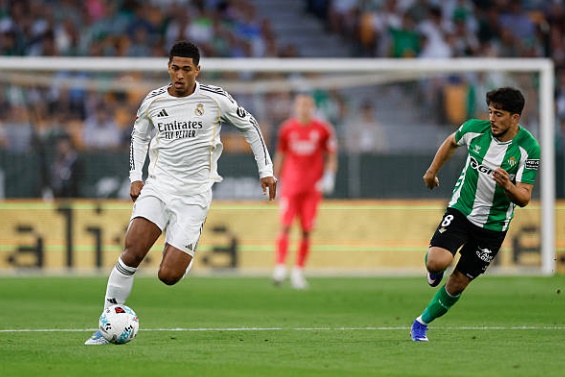 Jude Bellingham – 7.0: Bellingham nỗ lực thực hiện các pha xâm nhập vòng cấm nhưng không mang lại hiệu quả cao. Tiền vệ người Anh tỏ ra khá vội vàng trong các tình huống xử lý cuối cùng và thiếu đi sự tinh tế thường thấy để phá vỡ khối phòng ngự lùi sâu của Betis.

Thiago Pitarch – 6.8: Một màn trình diễn ở mức trung bình của tiền vệ trẻ. Pitarch có một vài đường chuyền hỏng nguy hiểm ở phần sân nhà và chưa cho thấy sự quyết đoán cần thiết khi dâng cao hỗ trợ tấn công ở khu vực 1/3 cuối sân.

Brahim Diaz – 7.1: Diaz thi đấu đầy tích cực và luôn cố gắng tạo ra đột biến bằng kỹ thuật cá nhân. Anh đã có một đường chuyền dọn cỗ sắc lẹm cho Mbappe trong hiệp một nhưng không thể chuyển hóa thành kiến tạo do sự kém duyên của người đồng đội.

Kylian Mbappe – 7.0: Siêu sao người Pháp vẫn cho thấy kỹ năng rê dắt thượng hạng, nhưng hiệu quả cuối cùng lại là một dấu hỏi lớn. Mbappe bỏ lỡ nhiều cơ hội ngon ăn và bị thay ra sớm do gặp một vài vấn đề về thể lực, khiến hàng công Madrid mất đi sức mạnh đáng kể.

Vinicius Junior – 7.6: Cầu thủ xuất sắc nhất trận đấu bên phía Real Madrid. Vinicius luôn là mối đe dọa thường trực với tốc độ và sự lắt léo. Anh ghi bàn thắng duy nhất cho đội nhà sau một tình huống chớp thời cơ nhạy bén, khẳng định vị thế trụ cột trong lối chơi của toàn đội.