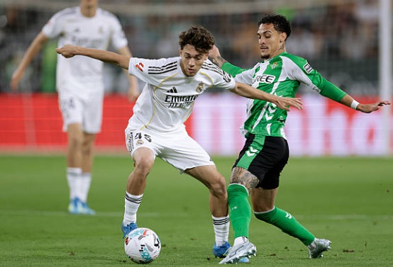 Thiago Pitarch – 6.8: Một màn trình diễn ở mức trung bình của tiền vệ trẻ. Pitarch có một vài đường chuyền hỏng nguy hiểm ở phần sân nhà và chưa cho thấy sự quyết đoán cần thiết khi dâng cao hỗ trợ tấn công ở khu vực 1/3 cuối sân.

Brahim Diaz – 7.1: Diaz thi đấu đầy tích cực và luôn cố gắng tạo ra đột biến bằng kỹ thuật cá nhân. Anh đã có một đường chuyền dọn cỗ sắc lẹm cho Mbappe trong hiệp một nhưng không thể chuyển hóa thành kiến tạo do sự kém duyên của người đồng đội.

Kylian Mbappe – 7.0: Siêu sao người Pháp vẫn cho thấy kỹ năng rê dắt thượng hạng, nhưng hiệu quả cuối cùng lại là một dấu hỏi lớn. Mbappe bỏ lỡ nhiều cơ hội ngon ăn và bị thay ra sớm do gặp một vài vấn đề về thể lực, khiến hàng công Madrid mất đi sức mạnh đáng kể.

Vinicius Junior – 7.6: Cầu thủ xuất sắc nhất trận đấu bên phía Real Madrid. Vinicius luôn là mối đe dọa thường trực với tốc độ và sự lắt léo. Anh ghi bàn thắng duy nhất cho đội nhà sau một tình huống chớp thời cơ nhạy bén, khẳng định vị thế trụ cột trong lối chơi của toàn đội.