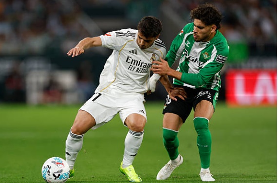 Brahim Diaz – 7.1: Diaz thi đấu đầy tích cực và luôn cố gắng tạo ra đột biến bằng kỹ thuật cá nhân. Anh đã có một đường chuyền dọn cỗ sắc lẹm cho Mbappe trong hiệp một nhưng không thể chuyển hóa thành kiến tạo do sự kém duyên của người đồng đội.

Kylian Mbappe – 7.0: Siêu sao người Pháp vẫn cho thấy kỹ năng rê dắt thượng hạng, nhưng hiệu quả cuối cùng lại là một dấu hỏi lớn. Mbappe bỏ lỡ nhiều cơ hội ngon ăn và bị thay ra sớm do gặp một vài vấn đề về thể lực, khiến hàng công Madrid mất đi sức mạnh đáng kể.

Vinicius Junior – 7.6: Cầu thủ xuất sắc nhất trận đấu bên phía Real Madrid. Vinicius luôn là mối đe dọa thường trực với tốc độ và sự lắt léo. Anh ghi bàn thắng duy nhất cho đội nhà sau một tình huống chớp thời cơ nhạy bén, khẳng định vị thế trụ cột trong lối chơi của toàn đội.