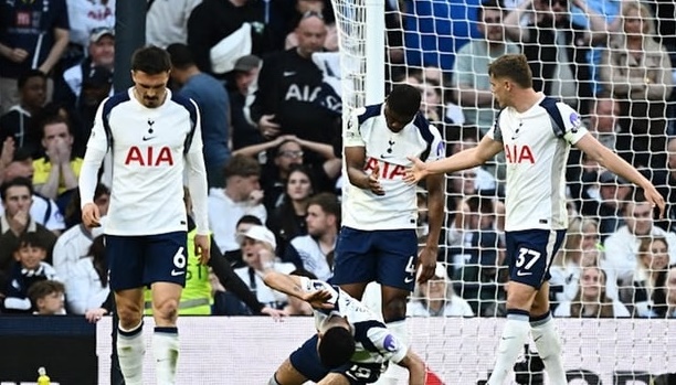 Forest đã chạm ngưỡng ''an toàn'', qua đó đẩy Spurs lún sâu hơn vào cuộc đua trụ hạng.