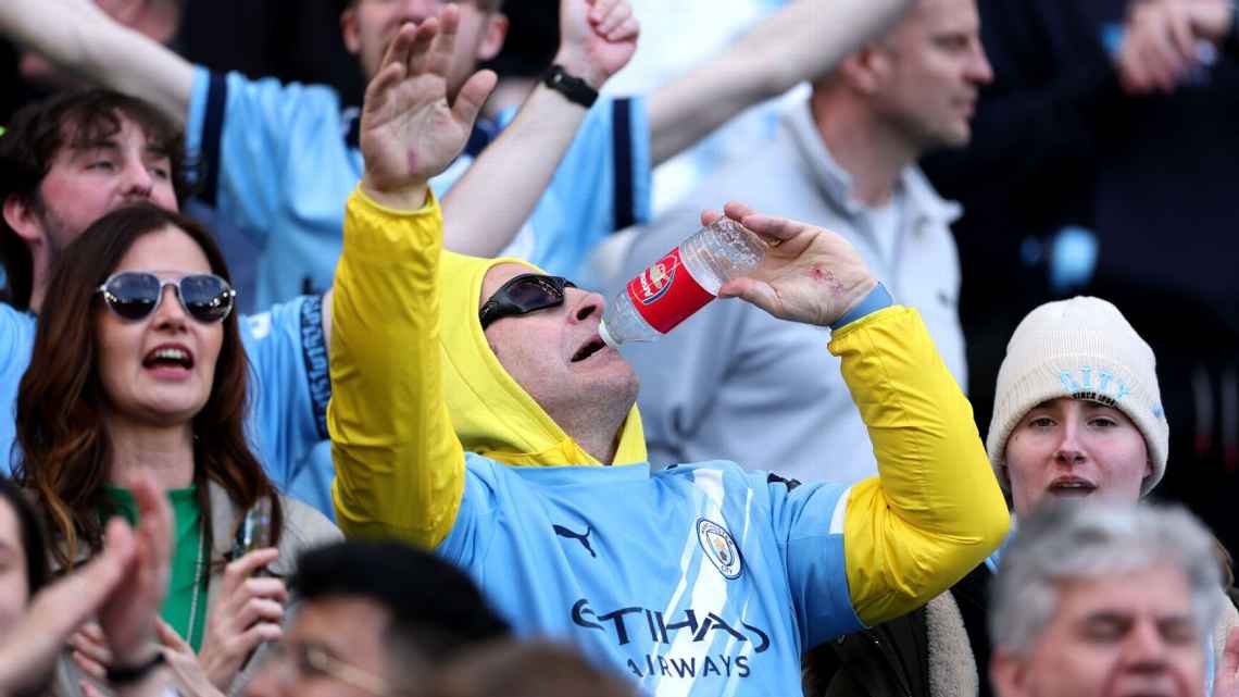 Cổ động viên Man City chế nhạo Arsenal.