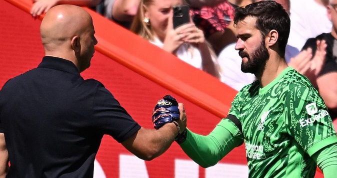 Ảnh bài viết Arne Slot thừa nhận khả năng bán Alisson cho Juventus