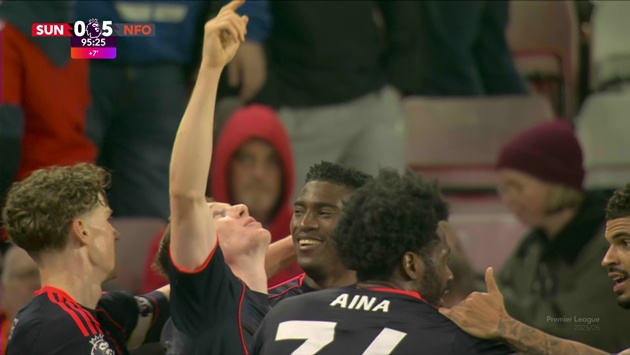 Ảnh bài viết Elliot Anderson khiến fan rơi lệ với màn ăn mừng hướng về bầu trời