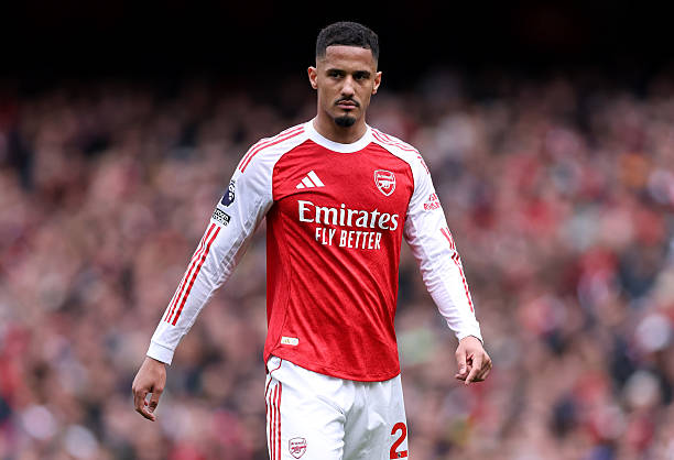 Saliba kêu gọi tinh thần chiến đấu từ toàn đội Arsenal.