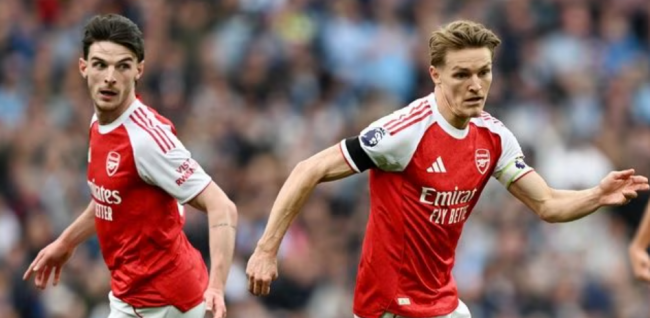 Odegaard trong màu áo Arsenal.