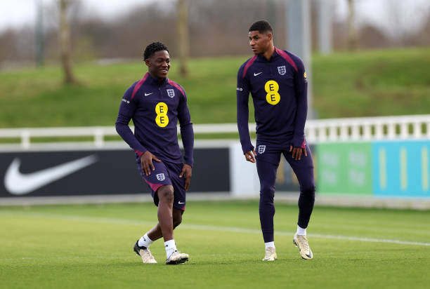 Rashford có thể nhìn sang Mainoo và tìm đường trở lại Old Trafford.