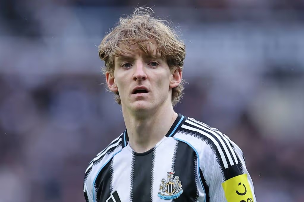 Anthony Gordon đã không còn bất khả xâm phạm tại Newcastle.