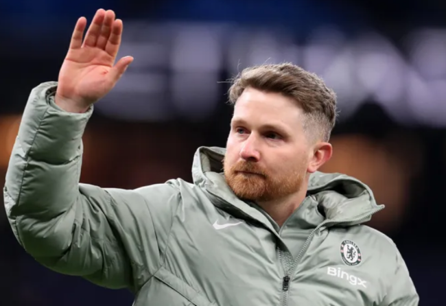 Gánh nặng đặt lên vai HLV tạm quyền Calum McFarlane.