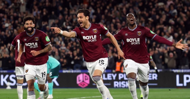 West Ham nhỉnh hơn Tottenham 2 điểm.