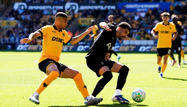 Solanke dính chấn thương ở cuối hiệp 1 gặp Wolves