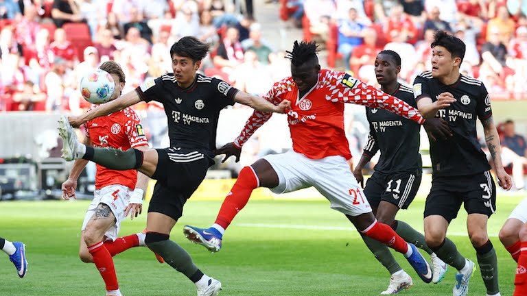 Đội chủ nhà dẫn đến 3 bàn trong hiệp 1.