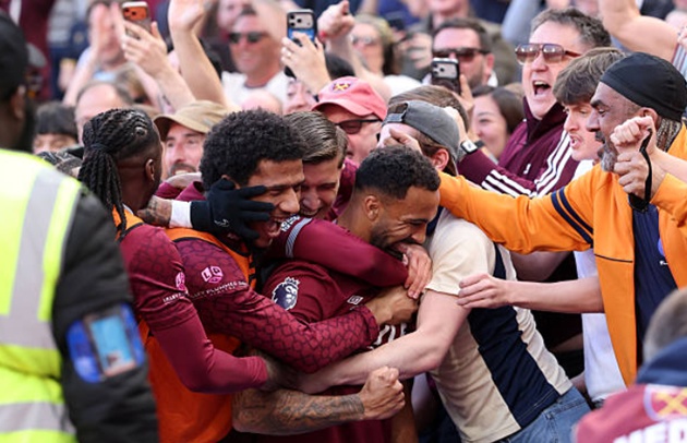 London vỡ hòa vì West Ham thắng trận