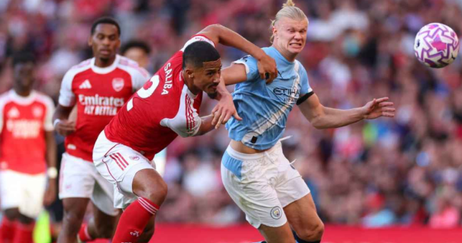 Arsenal đua song mã với Man City.