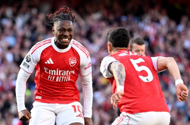 Arsenal thắng Newcastle để chiếm lại ngôi đầu từ Man City.