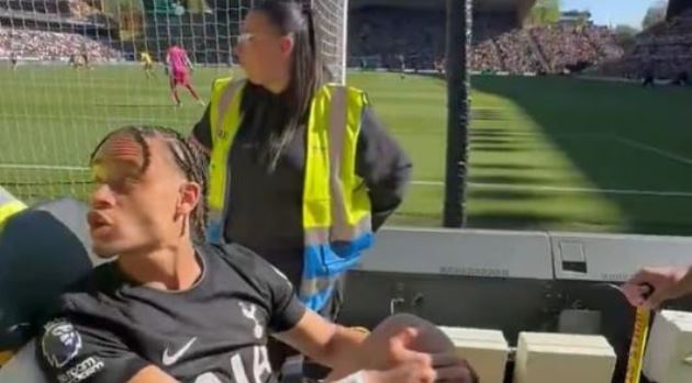 Xavi Simons nổi nóng với CĐV Wolves.