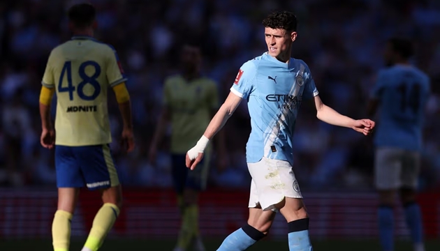 Pep Guardiola bảo vệ Phil Foden.