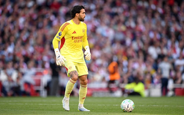 David Raya - 8.0: Có pha cứu thua xuất sắc tầm thấp ở phút 30 để ngăn chặn cú dứt điểm của Tonali. Khả năng ra vào hợp lý và làm chủ những pha bóng bổng của anh giúp hàng thủ Arsenal luôn giữ được sự bình tĩnh

Ben White - 7.6: Hoàn thành tốt nhiệm vụ khỏa lấp khoảng trống mà Jurrien Timber để lại. Dù không có gì quá đặc biệt nhưng anh vẫn chơi rất ổn định bên cánh phải


William Saliba - 7.8: Tiếp tục là một màn trình diễn vững chãi của trung vệ người Pháp. Sự điềm tĩnh của anh giúp giải tỏa những áp lực không cần thiết cho đồng đội


Gabriel Magalhaes - 7.9: Vô cùng mạnh mẽ trong các pha tranh chấp. Ngay cả khi không cần thực hiện những cú tắc bóng cuối cùng, tầm ảnh hưởng và khả năng bọc lót của Gabriel vẫn cực kỳ ấn tượng


Piero Hincapie - 8.0: Một trận đấu xuất sắc của cầu thủ người Ecuador. Anh là hậu vệ duy nhất của Arsenal tạo ra được mối đe dọa khi dâng cao tấn công, đồng thời vẫn đảm bảo sự chắc chắn nơi hậu phương

Martin Zubimendi - 7.3: Đóng vai trò quan trọng trong việc đánh chặn các đợt phản công từ giữa sân của Newcastle. Tuy nhiên, anh có một khoảnh khắc hớ hênh khi để mất bóng nguy hiểm vào chân Bruno Guimaraes


Declan Rice - 6.8: Một trận đấu im lặng đến lạ thường của tiền vệ người Anh. Có vẻ như sự mệt mỏi đã bắt đầu đeo bám Rice sau chuỗi trận cày ải liên tục thời gian qua


Martin Odegaard - 7.2: Dù khởi đầu hơi chậm và có vài quyết định xử lý bóng lỗi, nhưng khi đã bắt được nhịp độ, thủ quân người Na Uy đã kết nối tuyệt vời các tuyến của Arsenal bằng nhãn quan sắc sảo


Eberechi Eze - 7.2: Là điểm sáng rực rỡ nhất trên hàng công khi còn trên sân. Siêu phẩm mở tỷ số cho thấy đẳng cấp của Eze, nhưng đáng tiếc anh phải rời sân sớm ở phút 52 vì chấn thương


Noni Madueke - 7.2: Sở hữu kỹ năng cá nhân tốt nhưng lối chơi rườm rà của anh đôi khi gây ức chế cho người xem và làm chậm nhịp tấn công


Kai Havertz - 6.7: Thể hiện kỹ thuật thượng thừa trong pha khống chế và kiến tạo cho Eze ghi bàn. Tuy nhiên, niềm vui không trọn vẹn khi anh cũng phải rời sân vì chấn thương chỉ sau hơn nửa giờ thi đấu