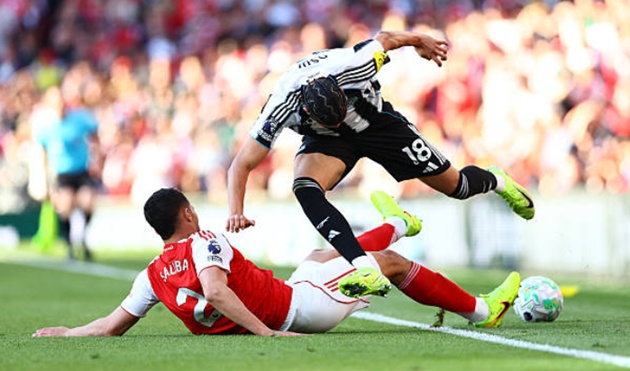 William Saliba - 7.8: Tiếp tục là một màn trình diễn vững chãi của trung vệ người Pháp. Sự điềm tĩnh của anh giúp giải tỏa những áp lực không cần thiết cho đồng đội