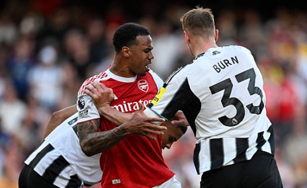 Gabriel Magalhaes - 7.9: Vô cùng mạnh mẽ trong các pha tranh chấp. Ngay cả khi không cần thực hiện những cú tắc bóng cuối cùng, tầm ảnh hưởng và khả năng bọc lót của Gabriel vẫn cực kỳ ấn tượng