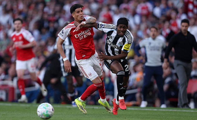 Piero Hincapie - 8.0: Một trận đấu xuất sắc của cầu thủ người Ecuador. Anh là hậu vệ duy nhất của Arsenal tạo ra được mối đe dọa khi dâng cao tấn công, đồng thời vẫn đảm bảo sự chắc chắn nơi hậu phương

Martin Zubimendi - 7.3: Đóng vai trò quan trọng trong việc đánh chặn các đợt phản công từ giữa sân của Newcastle. Tuy nhiên, anh có một khoảnh khắc hớ hênh khi để mất bóng nguy hiểm vào chân Bruno Guimaraes


Declan Rice - 6.8: Một trận đấu im lặng đến lạ thường của tiền vệ người Anh. Có vẻ như sự mệt mỏi đã bắt đầu đeo bám Rice sau chuỗi trận cày ải liên tục thời gian qua


Martin Odegaard - 7.2: Dù khởi đầu hơi chậm và có vài quyết định xử lý bóng lỗi, nhưng khi đã bắt được nhịp độ, thủ quân người Na Uy đã kết nối tuyệt vời các tuyến của Arsenal bằng nhãn quan sắc sảo


Eberechi Eze - 7.2: Là điểm sáng rực rỡ nhất trên hàng công khi còn trên sân. Siêu phẩm mở tỷ số cho thấy đẳng cấp của Eze, nhưng đáng tiếc anh phải rời sân sớm ở phút 52 vì chấn thương


Noni Madueke - 7.2: Sở hữu kỹ năng cá nhân tốt nhưng lối chơi rườm rà của anh đôi khi gây ức chế cho người xem và làm chậm nhịp tấn công


Kai Havertz - 6.7: Thể hiện kỹ thuật thượng thừa trong pha khống chế và kiến tạo cho Eze ghi bàn. Tuy nhiên, niềm vui không trọn vẹn khi anh cũng phải rời sân vì chấn thương chỉ sau hơn nửa giờ thi đấu