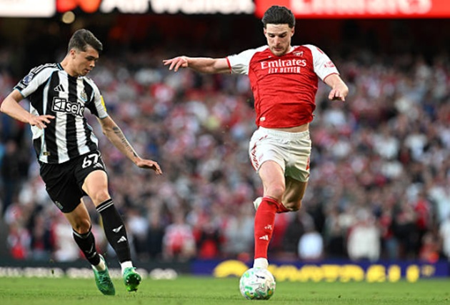 Declan Rice - 6.8: Một trận đấu im lặng đến lạ thường của tiền vệ người Anh. Có vẻ như sự mệt mỏi đã bắt đầu đeo bám Rice sau chuỗi trận cày ải liên tục thời gian qua