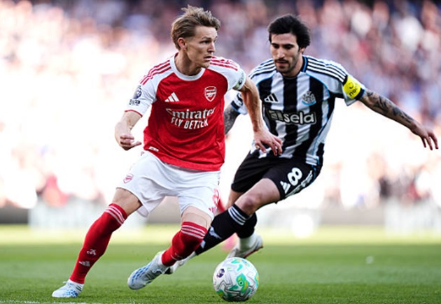 Martin Odegaard - 7.2: Dù khởi đầu hơi chậm và có vài quyết định xử lý bóng lỗi, nhưng khi đã bắt được nhịp độ, thủ quân người Na Uy đã kết nối tuyệt vời các tuyến của Arsenal bằng nhãn quan sắc sảo