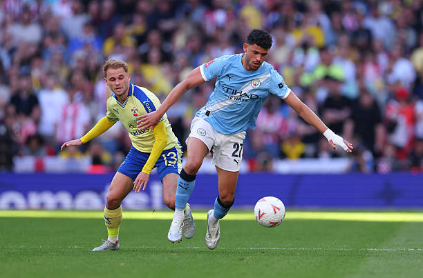 Matheus Nunes - 7,9 điểm: Nỗ lực thi đấu dù gặp vấn đề ở cuối hiệp một và cho thấy tầm ảnh hưởng to lớn, chiếm lĩnh những vị trí nguy hiểm trong và xung quanh vòng cấm của Southampton.