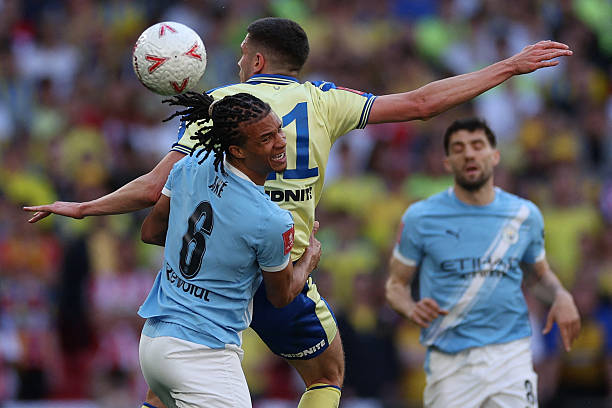 Nathan Ake - 7,4 đkểm: Chơi thiếu ổn định trong hiệp một khi phán đoán sai một vài pha bóng bổng, nhưng anh đã có pha can thiệp quan trọng trong vòng cấm ngay sau khi hiệp hai bắt đầu. Thi đấu tiến bộ hơn khi trận đấu trôi về cuối.