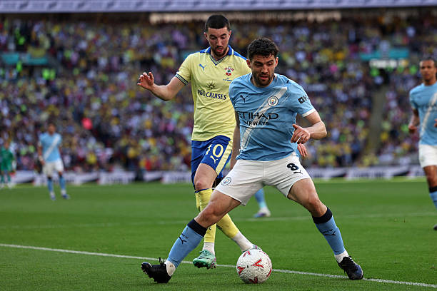 Mateo Kovacic - 7,6 điểm: Thường xuyên là cầu thủ dễ bẻ gãy phòng tuyến đối phương nhất bằng một pha bứt tốc mạnh mẽ hoặc những đường chọc khe sắc lẹm. Một màn trình diễn ấn tượng, đặc biệt khi đây là lần đá chính đầu tiên của anh trong mùa giải năm nay.