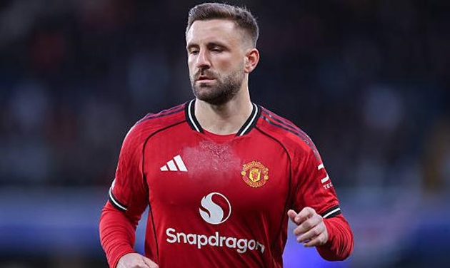 Luke Shaw sẽ phải tìm cách khắc chế Michael Kayode.
