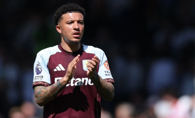 Sancho khoác áo Aston Villa dưới dạng cho mượn.