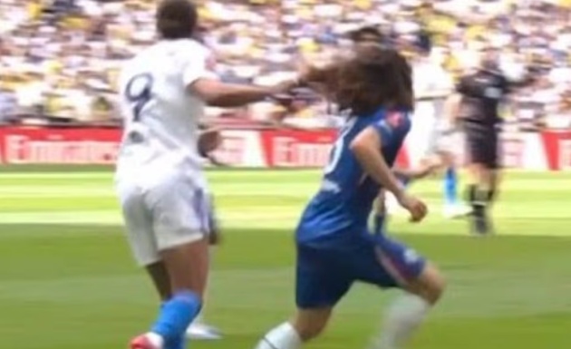 Calvert-Lewin thoát án phạt cho hành động giật tóc Cucurella