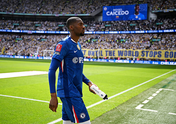 Tosin Adarabioyo - 7 điểm: Bất ngờ được đưa vào đội hình xuất phát nhưng đã thi đấu ấn tượng, nổi bật với khả năng không chiến.