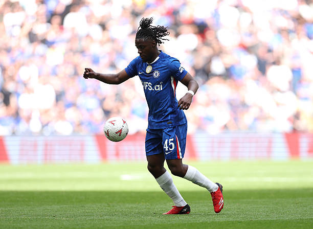 Romeo Lavia - 6 điểm: Cầu thủ người Bỉ được chọn đá chính thay vì Andrey Santos, và anh đã làm đủ tốt cho đến khi đồng đội người Brazil vào sân.