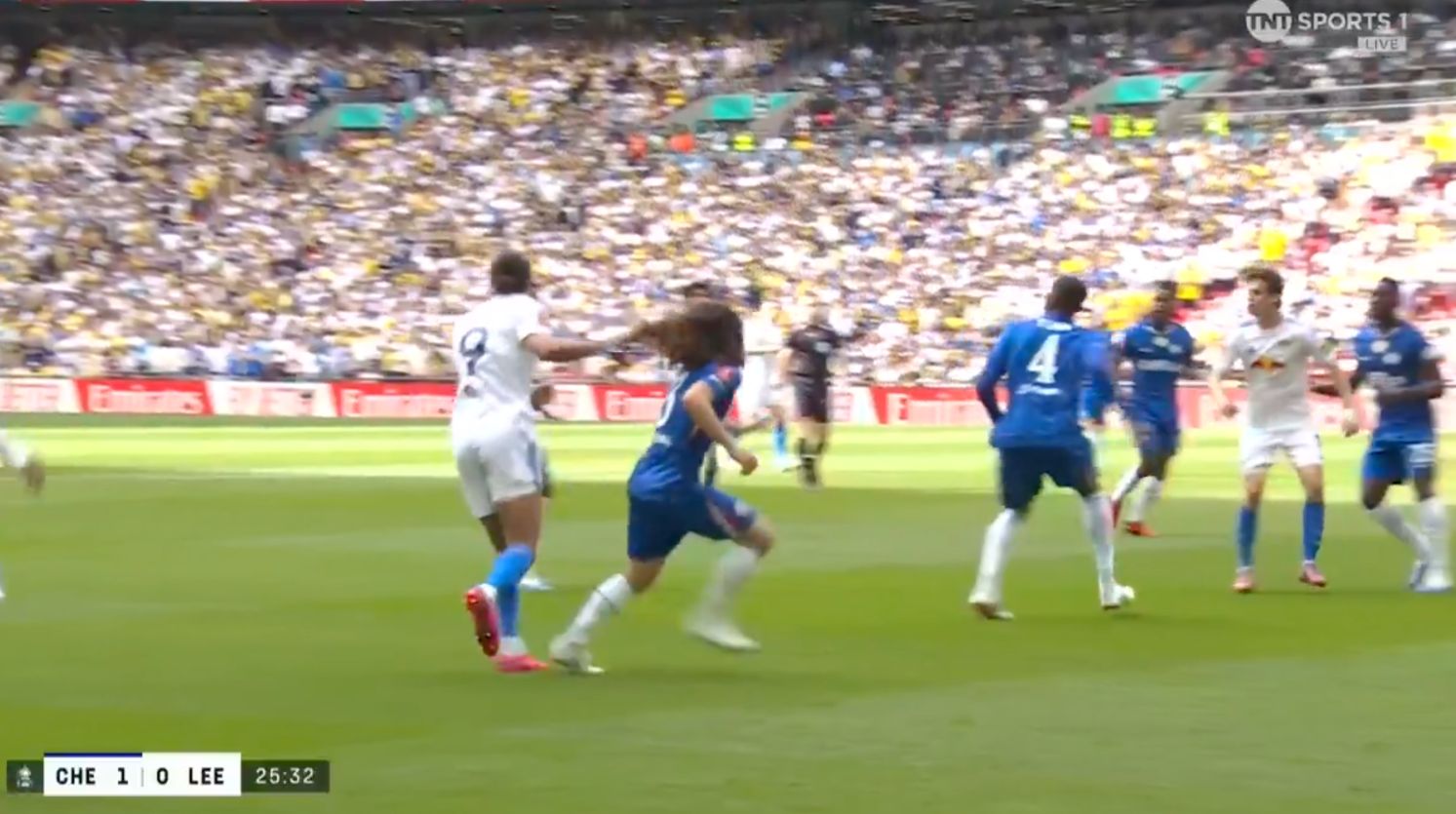 Calvert-Lewin không nhận thẻ phạt ở tình huống này.