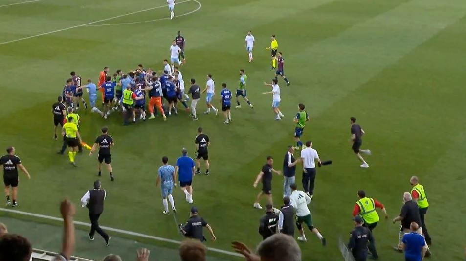 Cảnh tượng hỗn loạn cuối trận đấu.