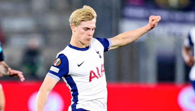 Lucas Bergvall trong màu áo Tottenham.